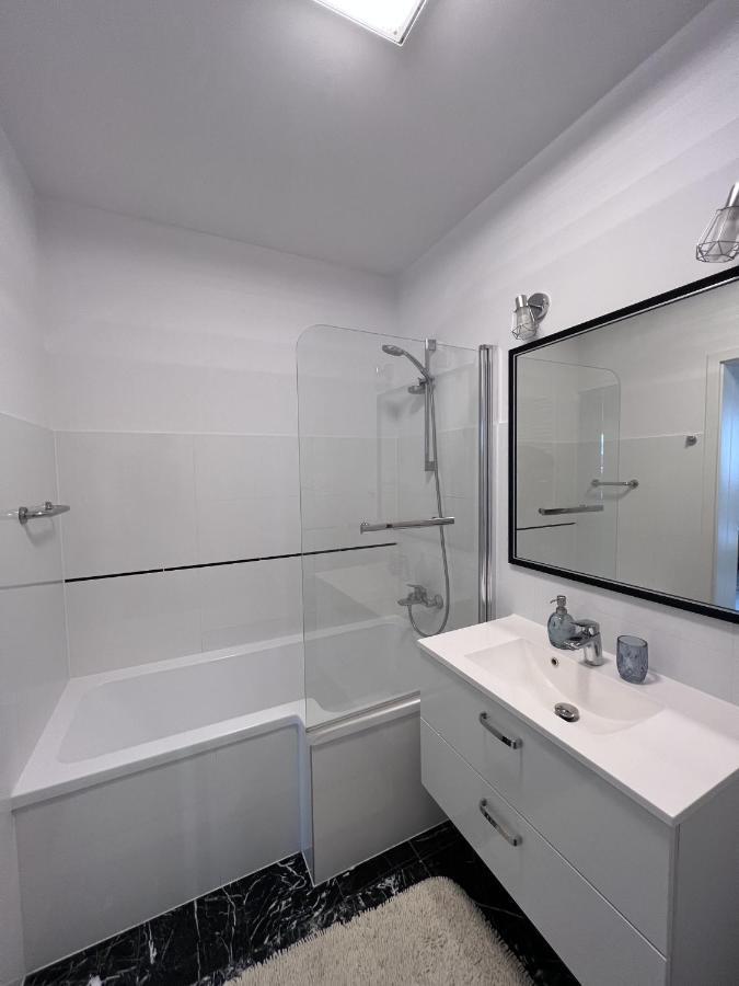 Apartament Z Tarasem Na Osiedlu Rakownica Jelenia Gora Luaran gambar